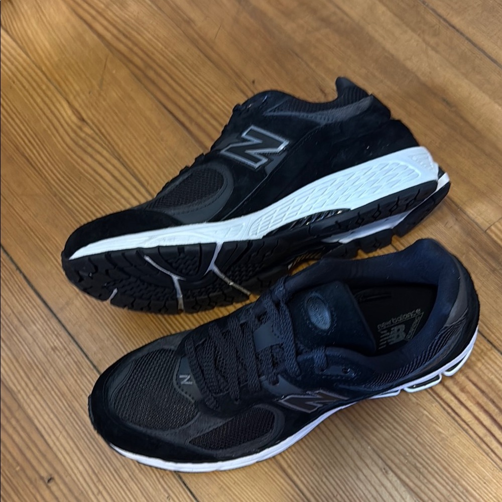 New Balance 2002R Mens Size 9 - Black Suede Classics Sneakers - NEW IN BOX